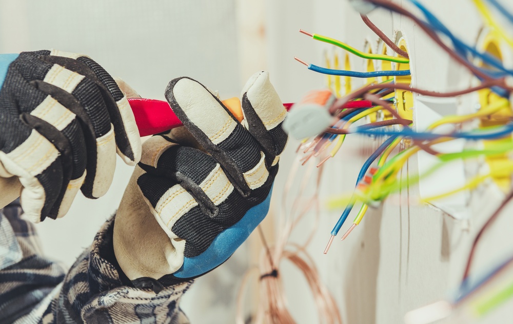 Licensed electrician providing emergency electrical repair services during a sudden home power outage